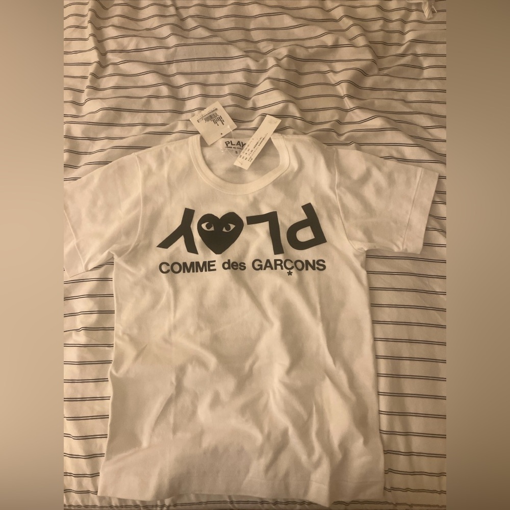 COMME DES GARCONS CDG PLAY UPSIDE DOWN LOGO SMALL WHITE T-SHIRT UNISEX